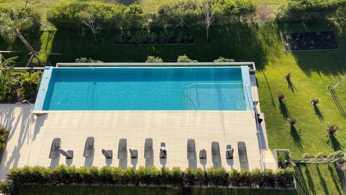 Piscina con solarium