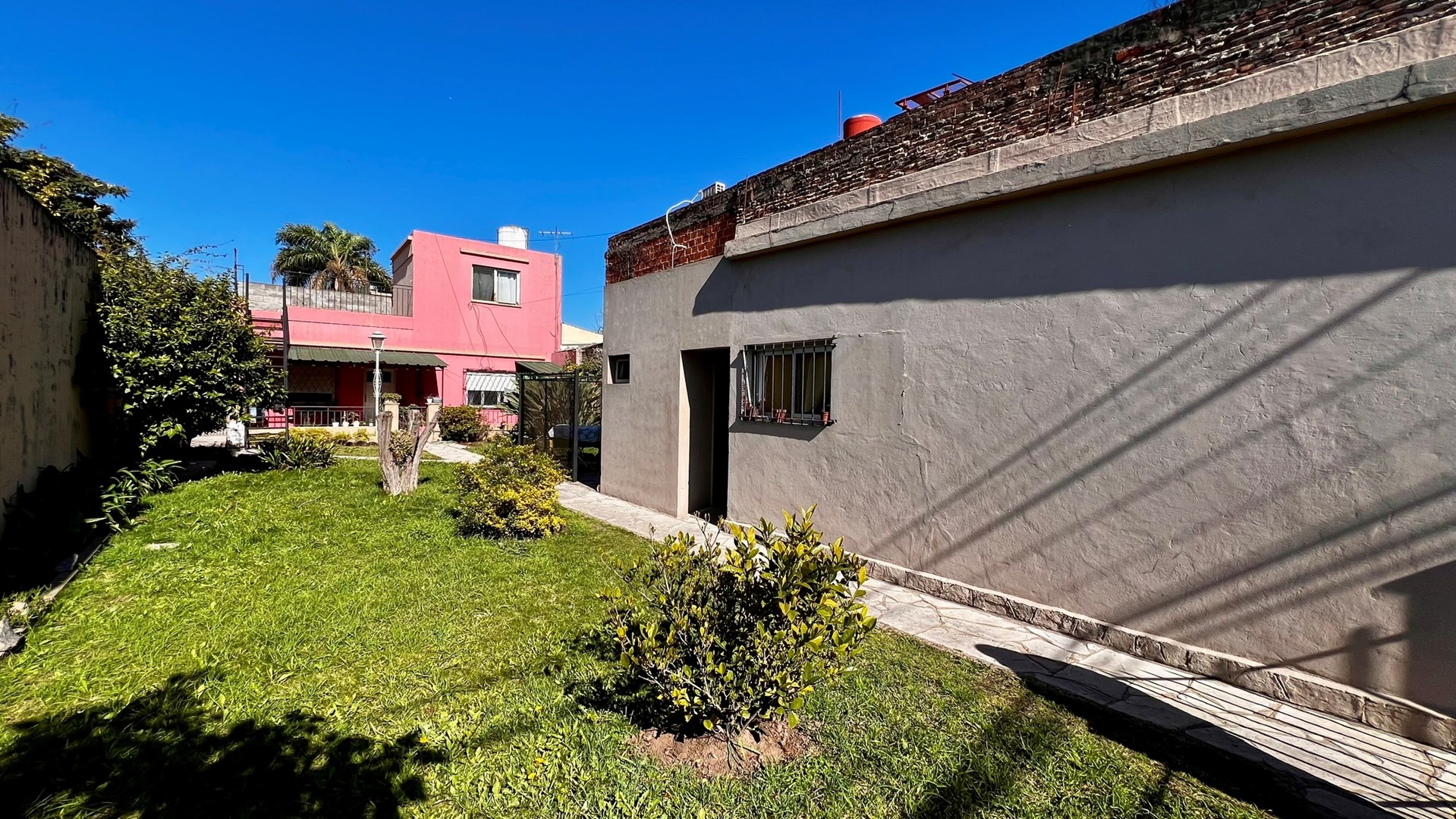 Jardin al frente