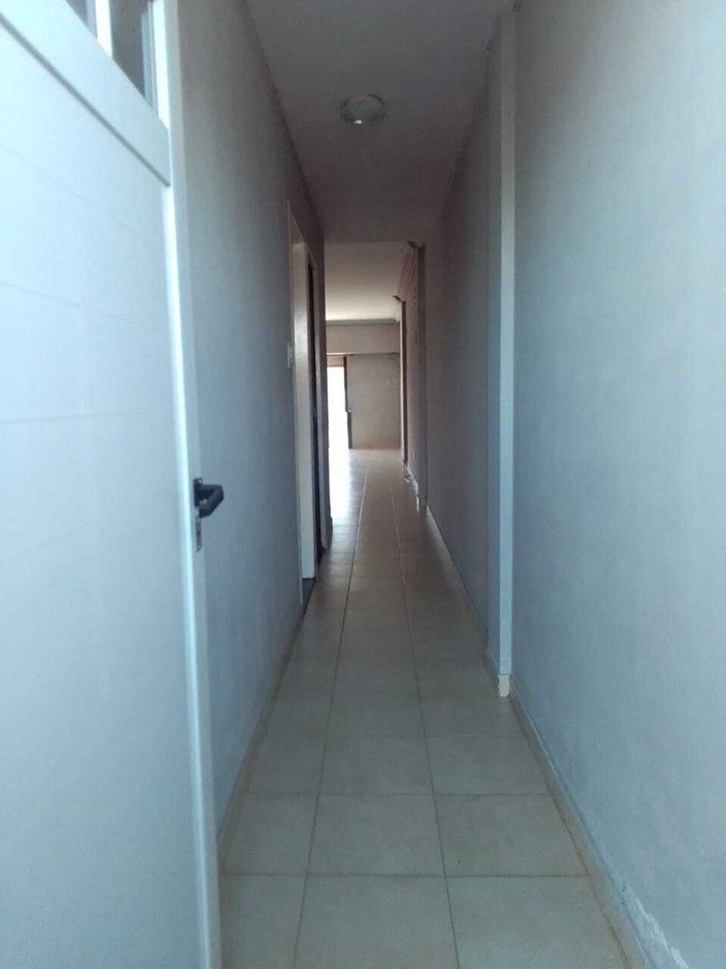 pasillo a escalera