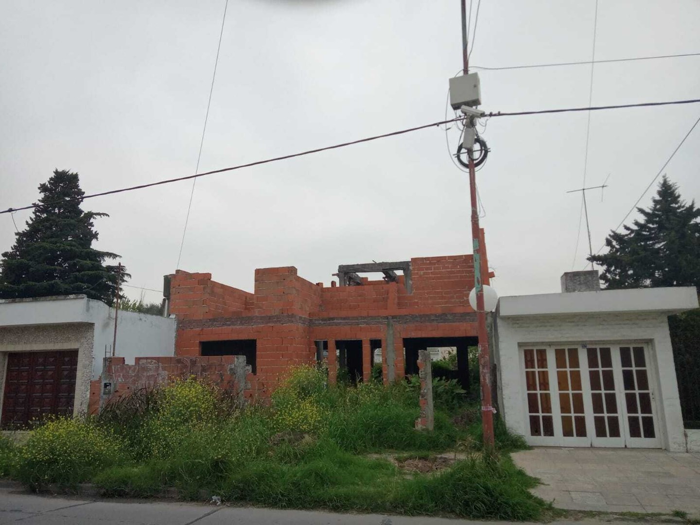 Vendo Lote con edificacion a terminar, calle Justa Lima 2100