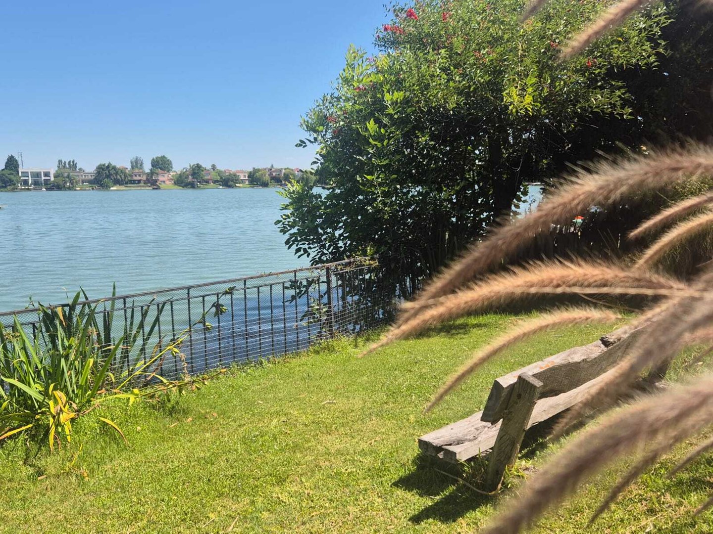 Alquiler Casa a laguna  4 dormitorios   Barrio Santa Barbara