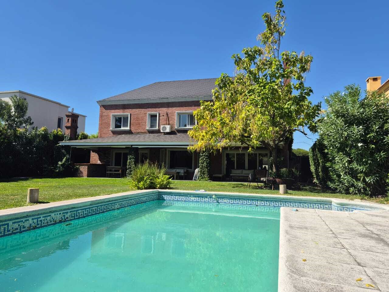 Casa en Alquiler 4 dorm, Lote interno Barrio Laguna del Sol