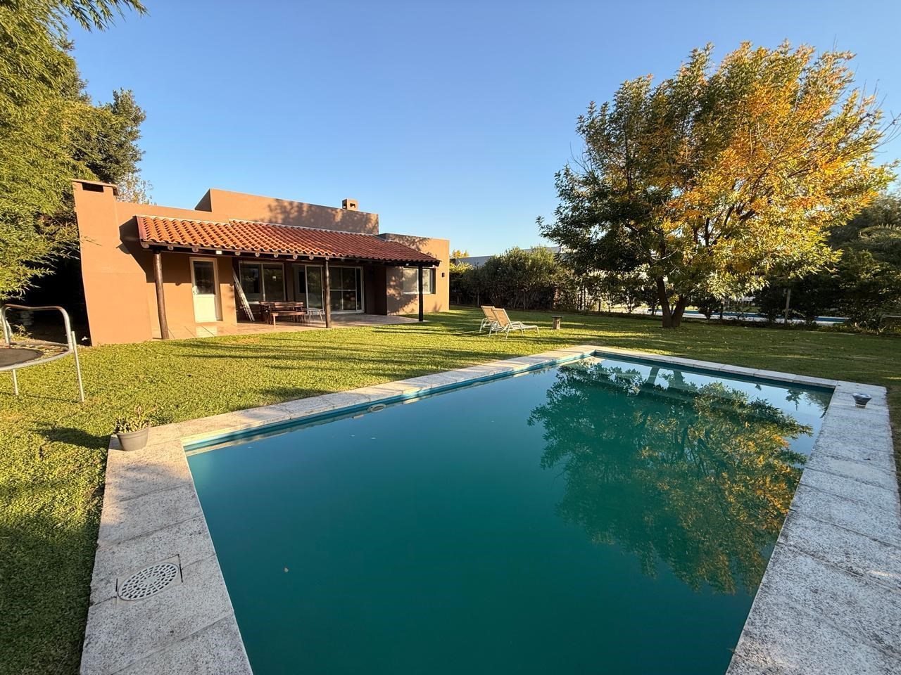 Casa en Venta y Alquiler 2 dormitorios, jardin, pileta  Barrio Cerrado La Montura   APTA CREDITO
