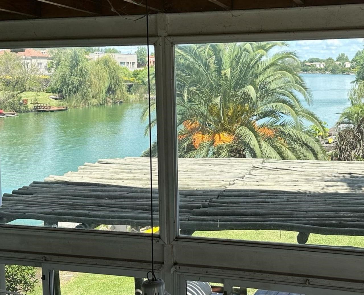 1300 m2 de lote, a buen espejo de agua, excelente ubicacion, pileta climatizada.  Venta Sta Bárbara  3900