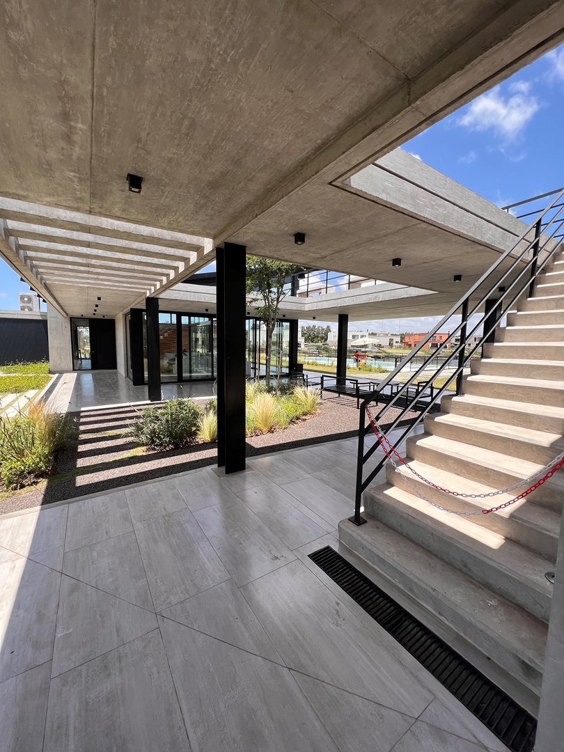 CLUB HOUSE