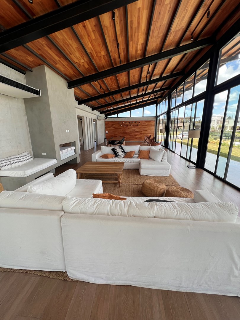 CLUB HOUSE