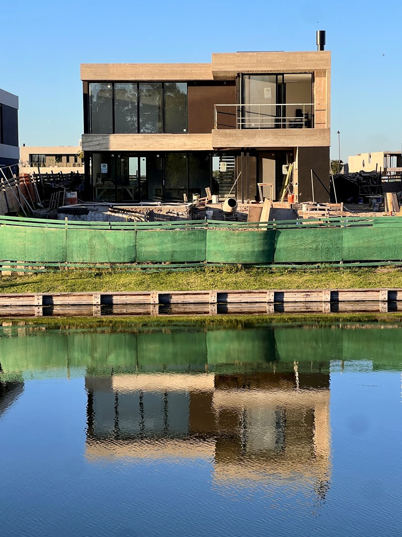 Excelente Casa en Venta a espejo de agua Los Puentes Nordelta