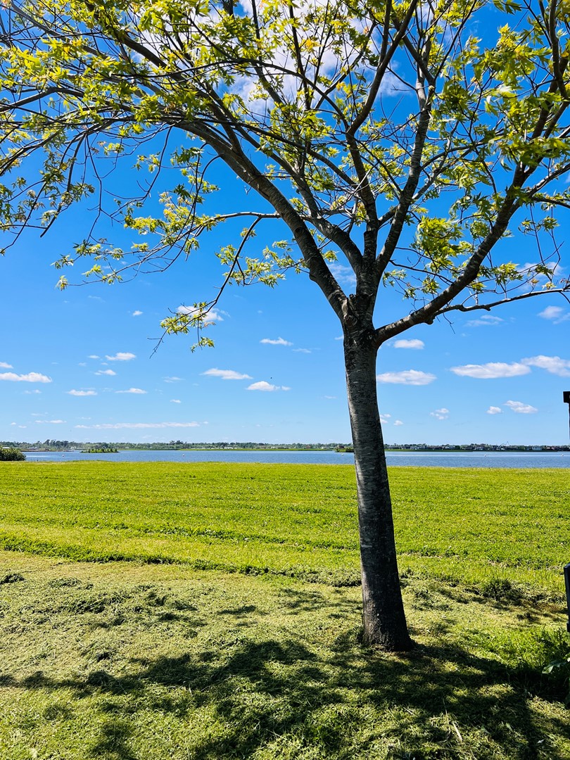 Lote en venta al agua en Costas Puertos del Lago 100