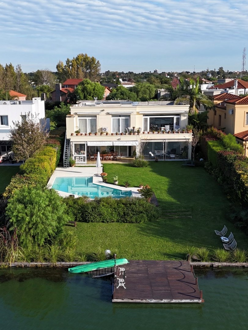 Casa en venta a la laguna central en Santa Barbara  Or Nor Este 200