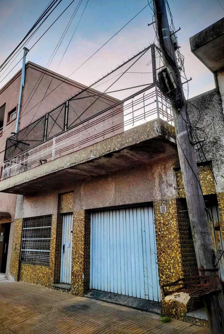 VENTA CASA A RECICLAR DE 3 AMB AM CON GARAJE. CATAMARCA N° 2267, LANÚS OESTE.