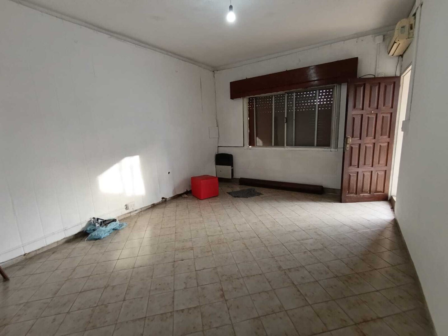 ALQUILER CASA 3 AMB  AL FRENTE CON PATIO. SALTALAMACHIA N° 800, BANFIELD.