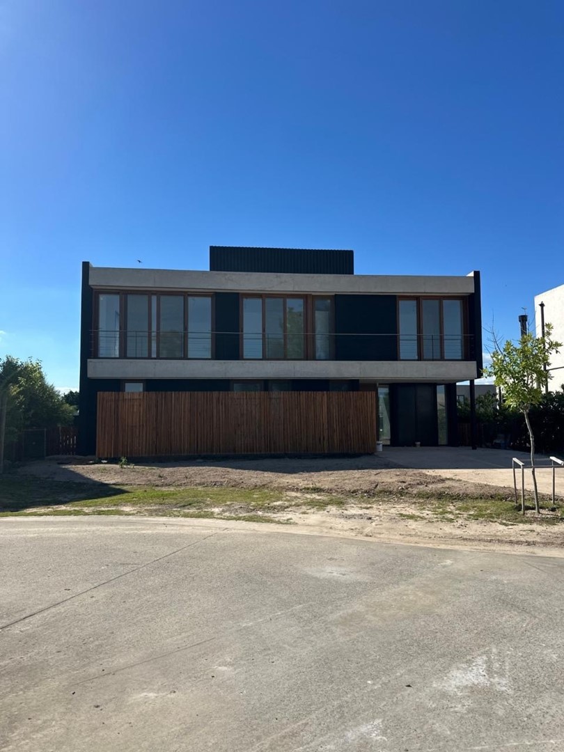 Casa en Venta en Laguna Grande 4 dormitorios, Villanueva 100