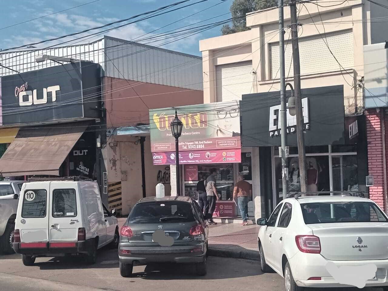 Avenida Hipolito Yrigoyen 700