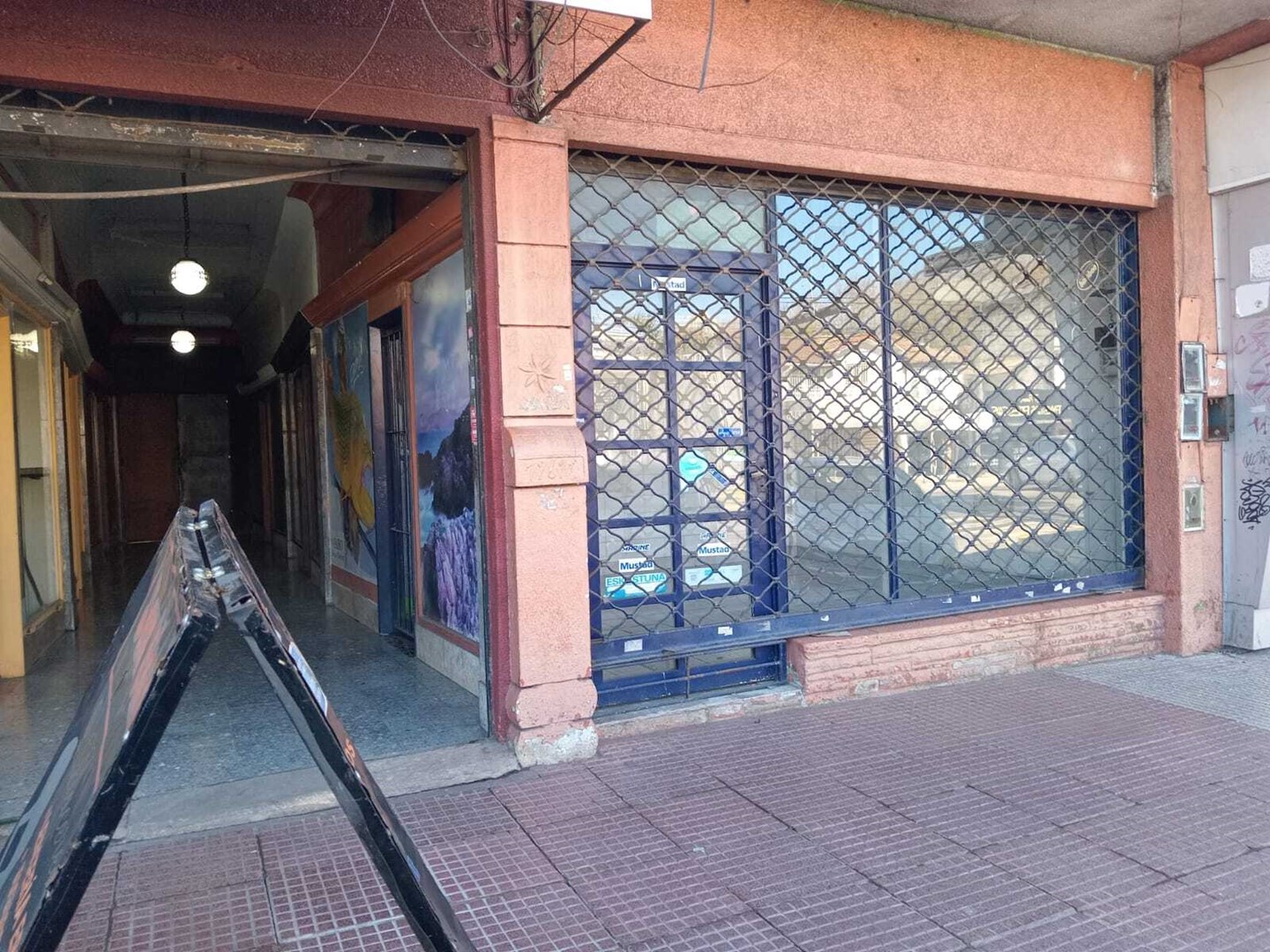 Avenida Hipolito Yrigoyen 400