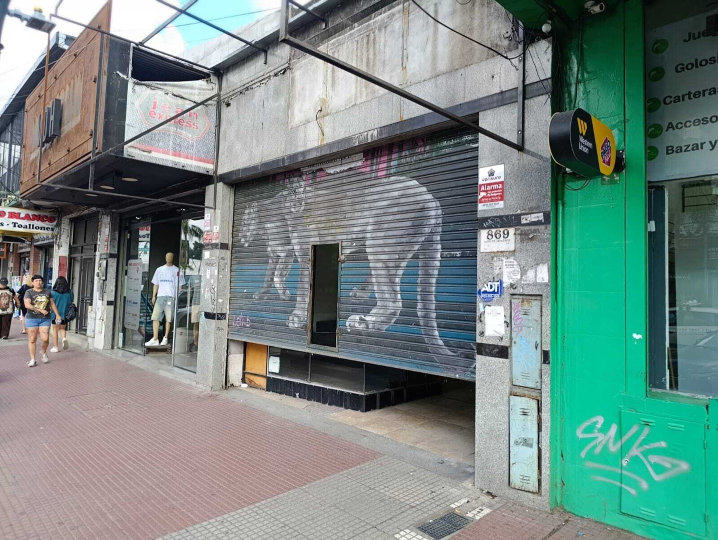 Avenida Hipolito Yrigoyen 800