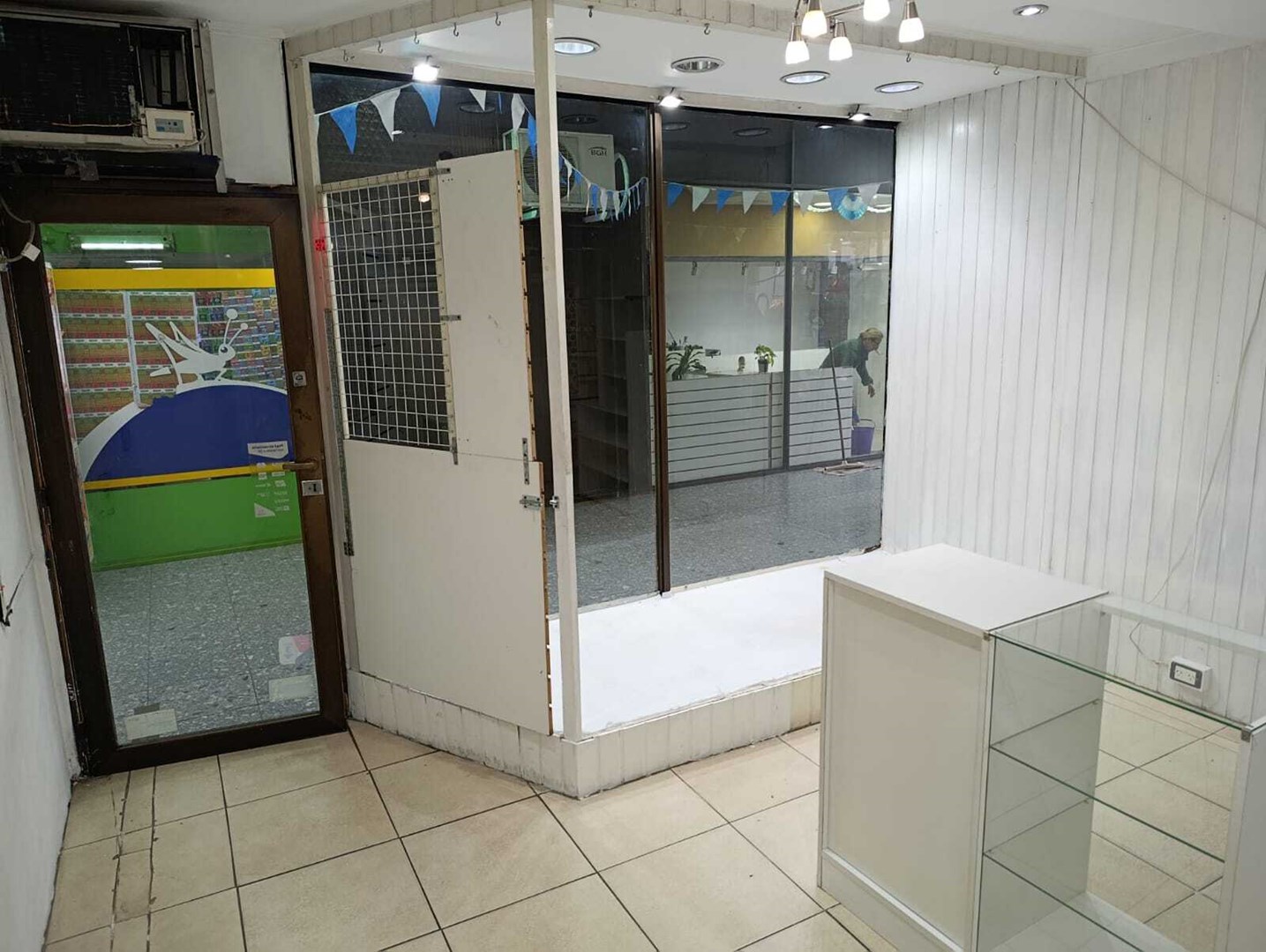 Avenida Hipolito Yrigoyen 700