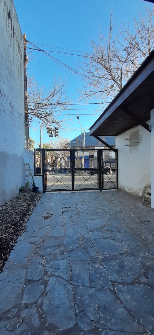 Av. Andres Rolón 700