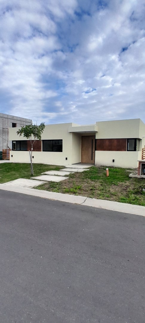 Av Parque Pilar del Este 001 2100