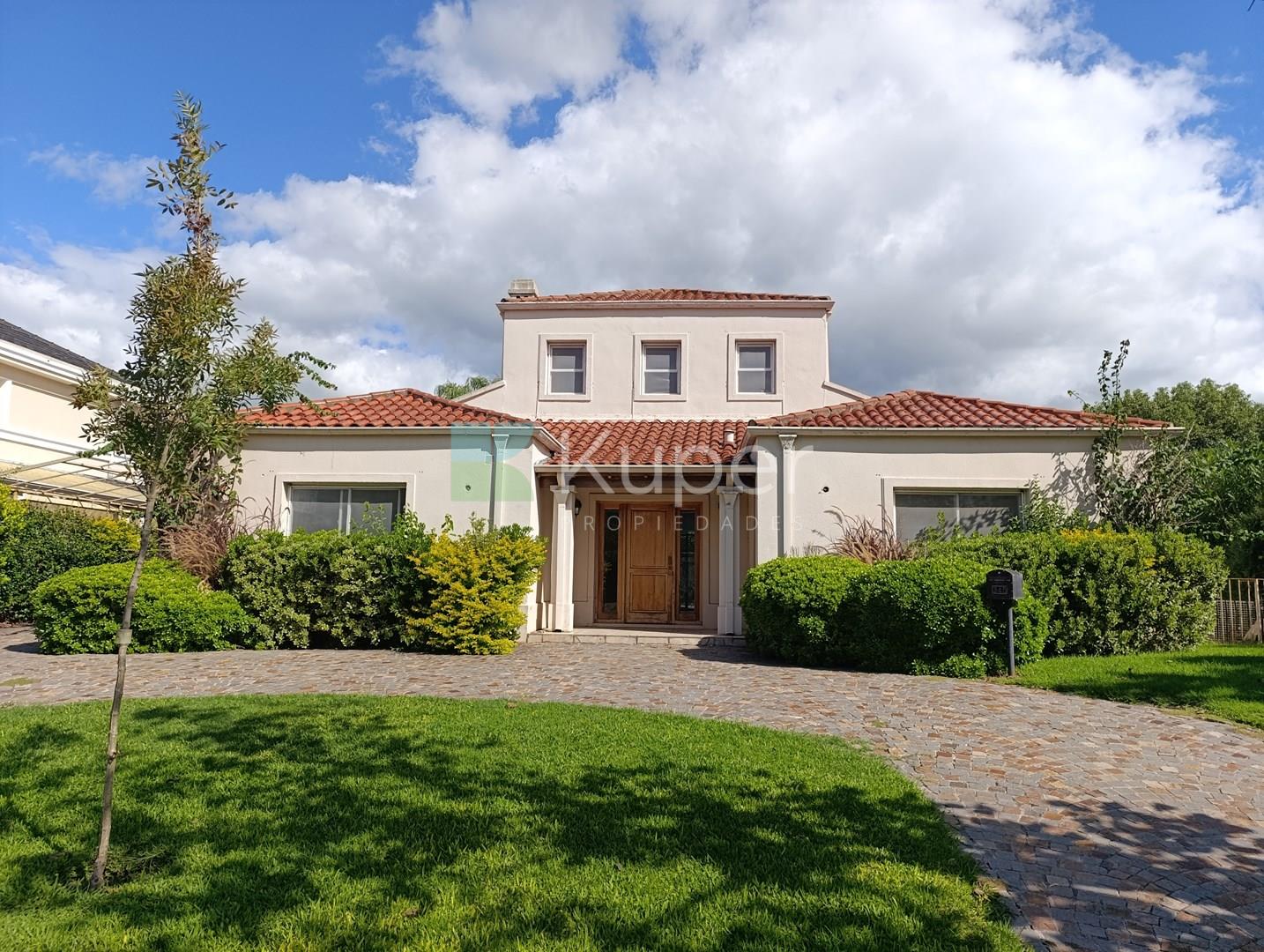 Casa a la venta de 4 ambientes en Barrio Cerrado Los Jazmines. Pilar del Este. Pilar
