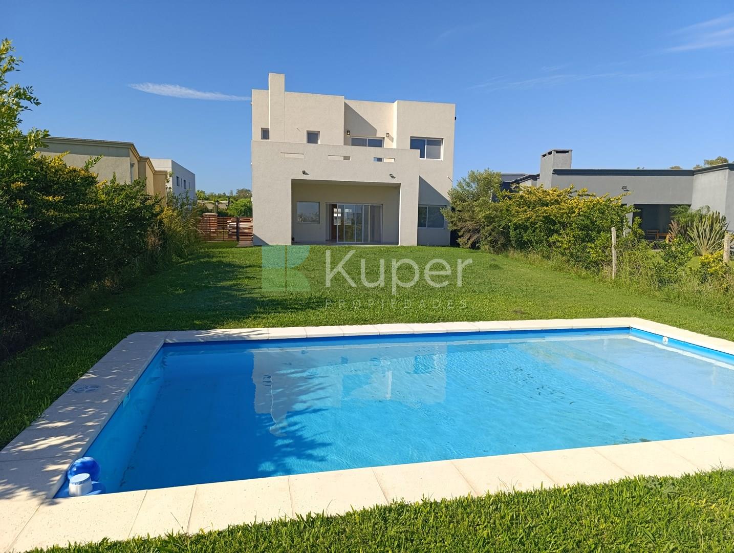 Casa a la venta de 5 ambientes en Barrio Santa Elena. Pilar del Este. Pilar