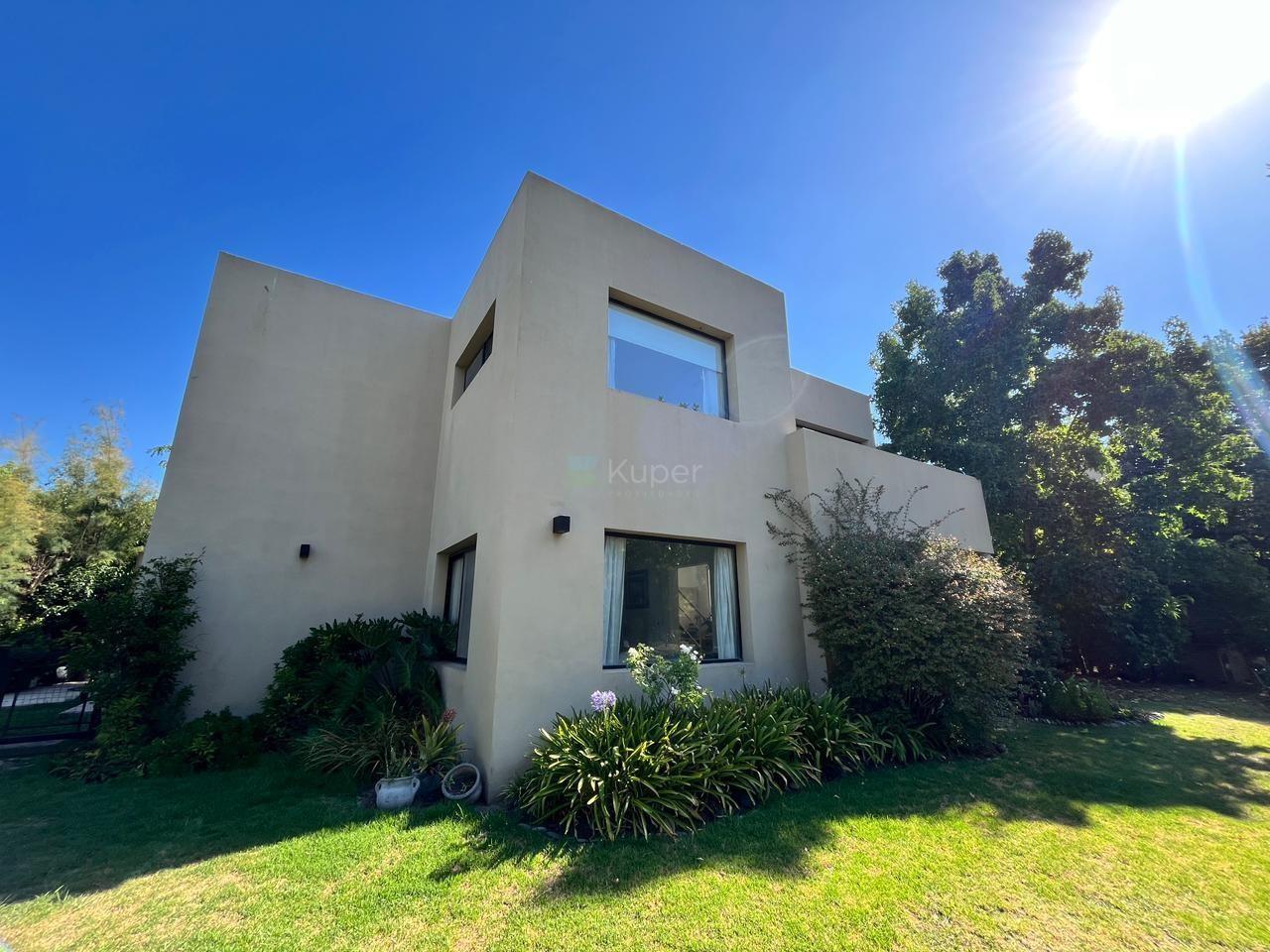 Casa en exclusiva a la venta 3 dormitorios en Saint Matthews Village.Pilar