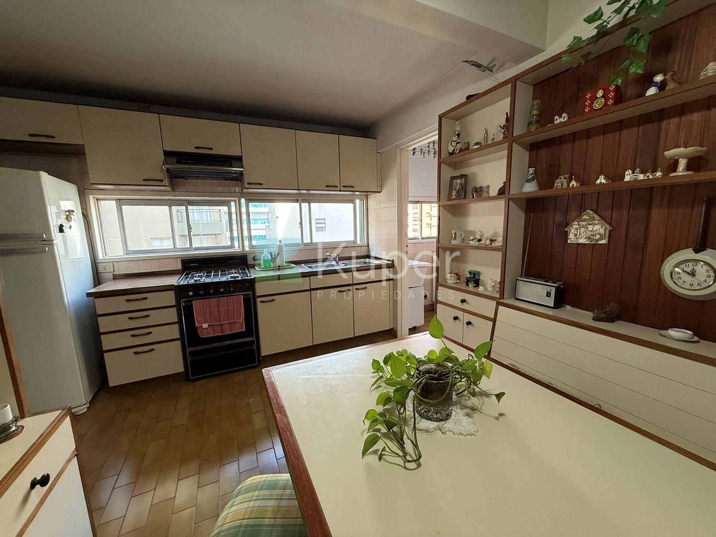 Rosales 2700