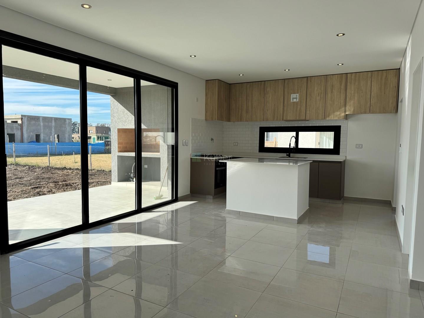 BARRIO SANTA SOFIA, VENTA CASA 4 DORMITORIOS