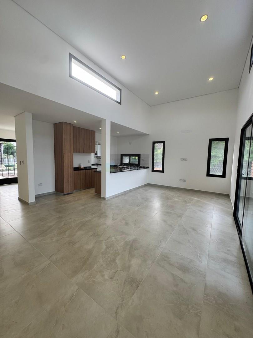 BARRIO SANTA ELENA , VENTA CASA 4 DORMITORIOS CON FONDO VERDE