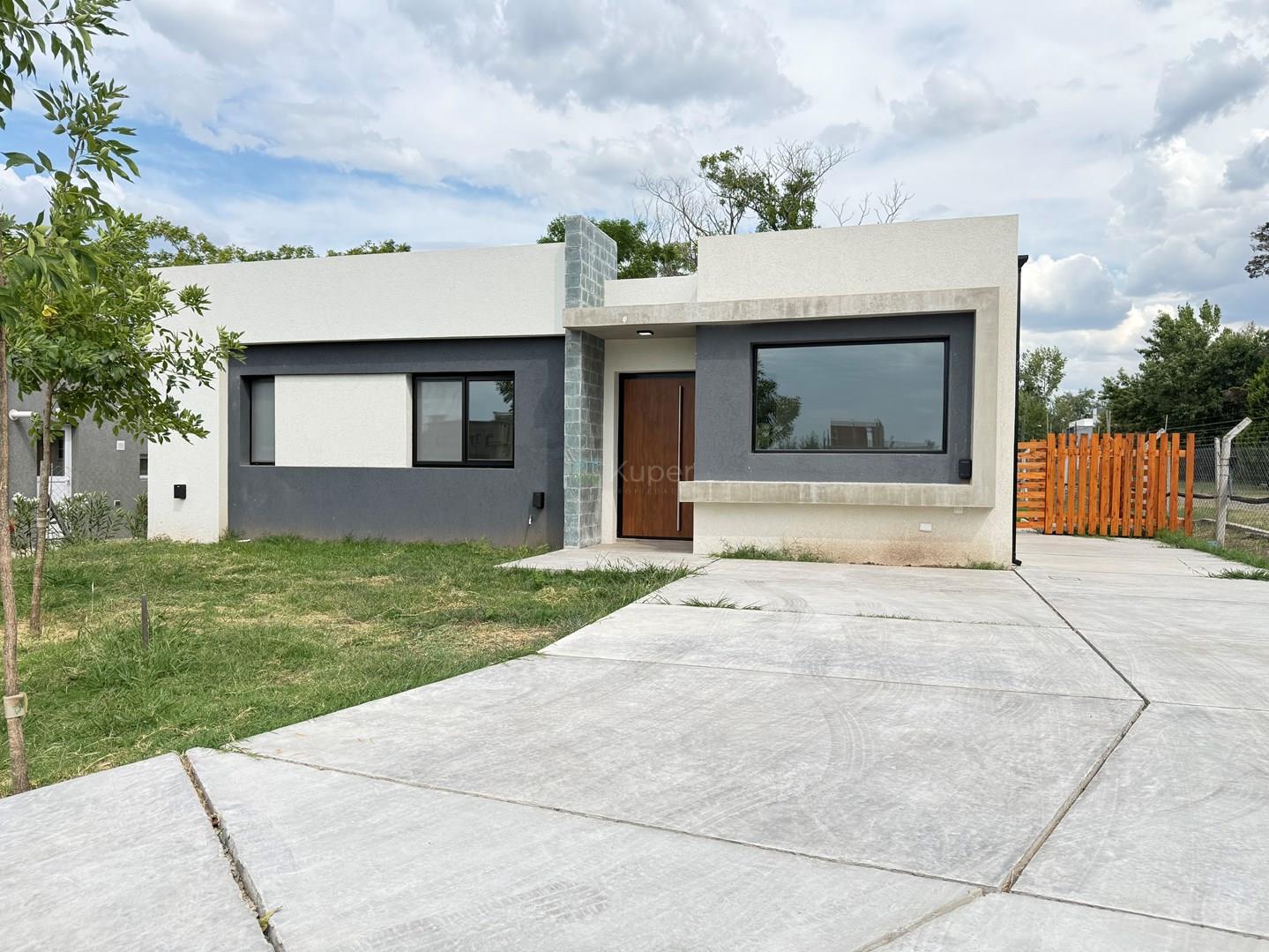 SANTA LUCIA, VENTA CASA 4 AMBIENTES A ESTRENAR