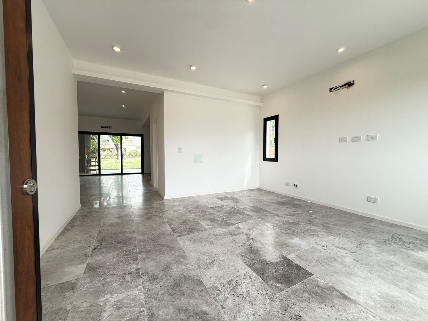 SANTA LUCIA, VENTA CASA 4 AMBIENTES A ESTRENAR