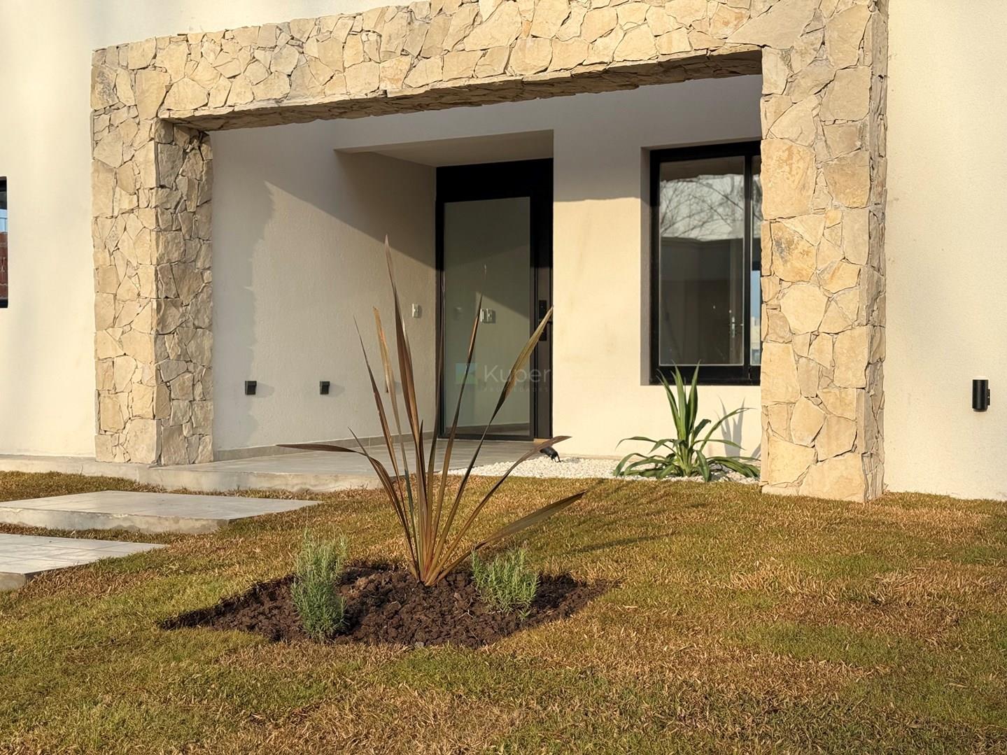 BARRIO SAN PABLO, CASA 2 PLANTAS DE 5 AMBIENTES