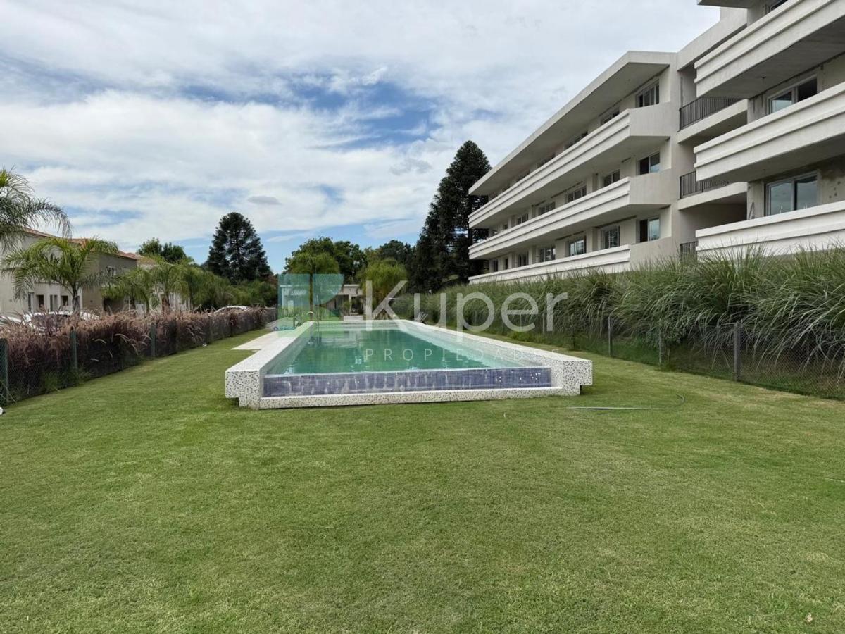 Saravi Village Departamento 1 dormitorio con balcon.