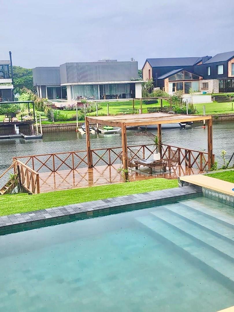 Venta casa moderna en Albanueva al Rio. Oportunidad!!