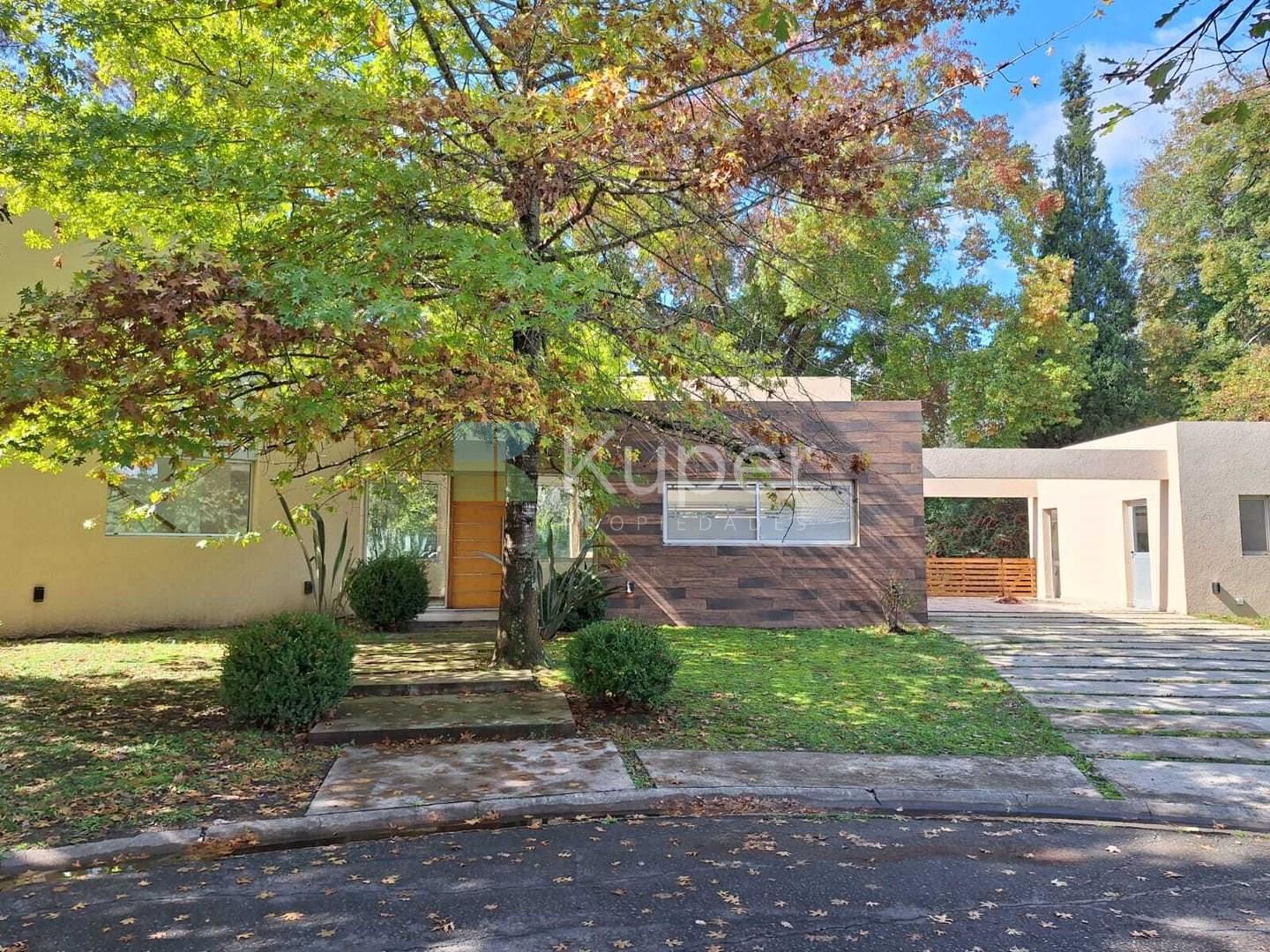 VENTA CASA 5 AMBIENTES EN BARRIO SANTA SILVINA