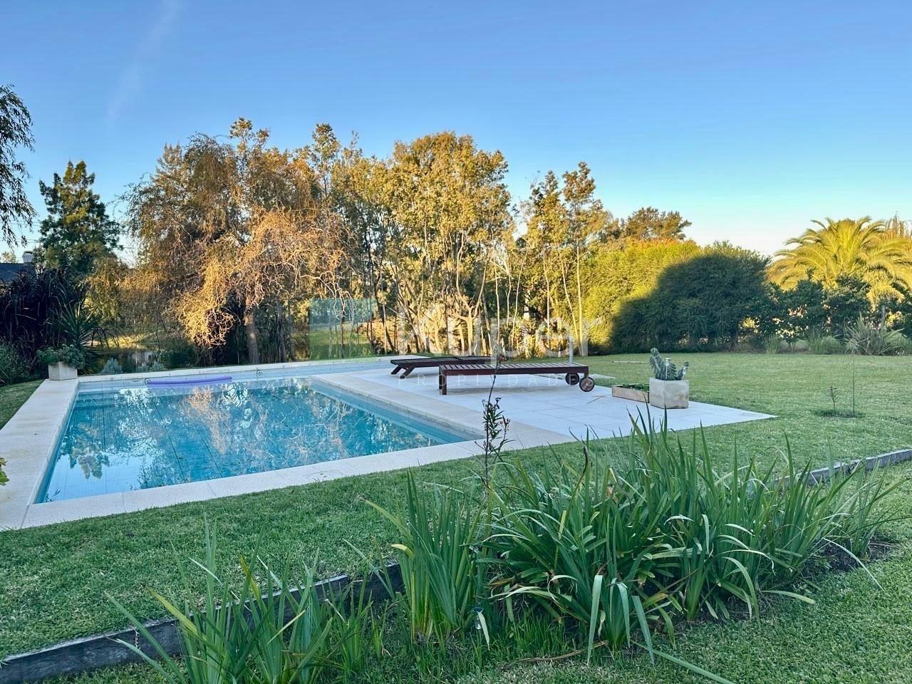 Casa en venta al lago con master suite en Planta Baja en el Barrio El encuentro.