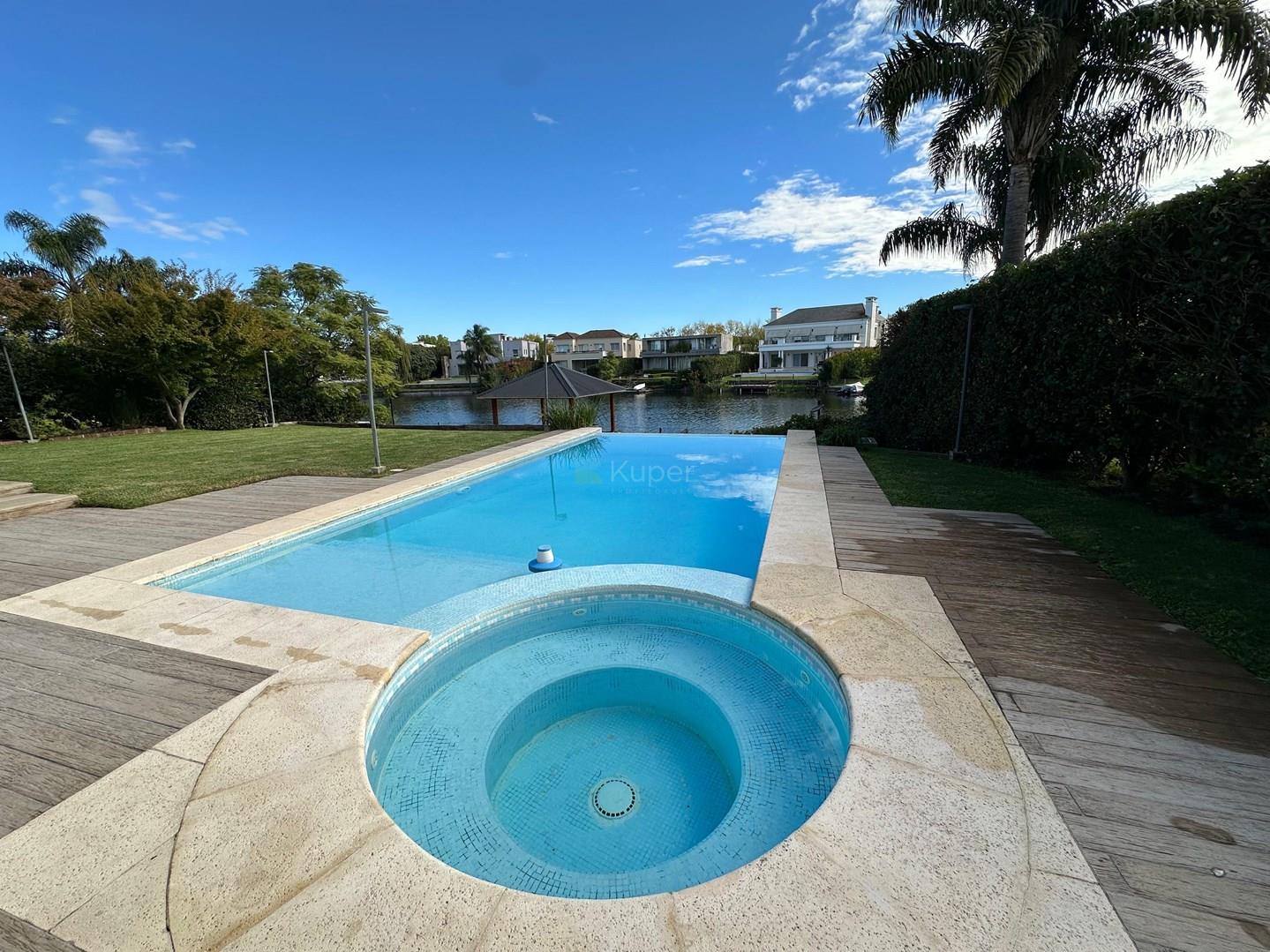 Casa en Venta  de gran categoria sobre el lago, con ascensor y 3er piso para gran sala de juegos en 