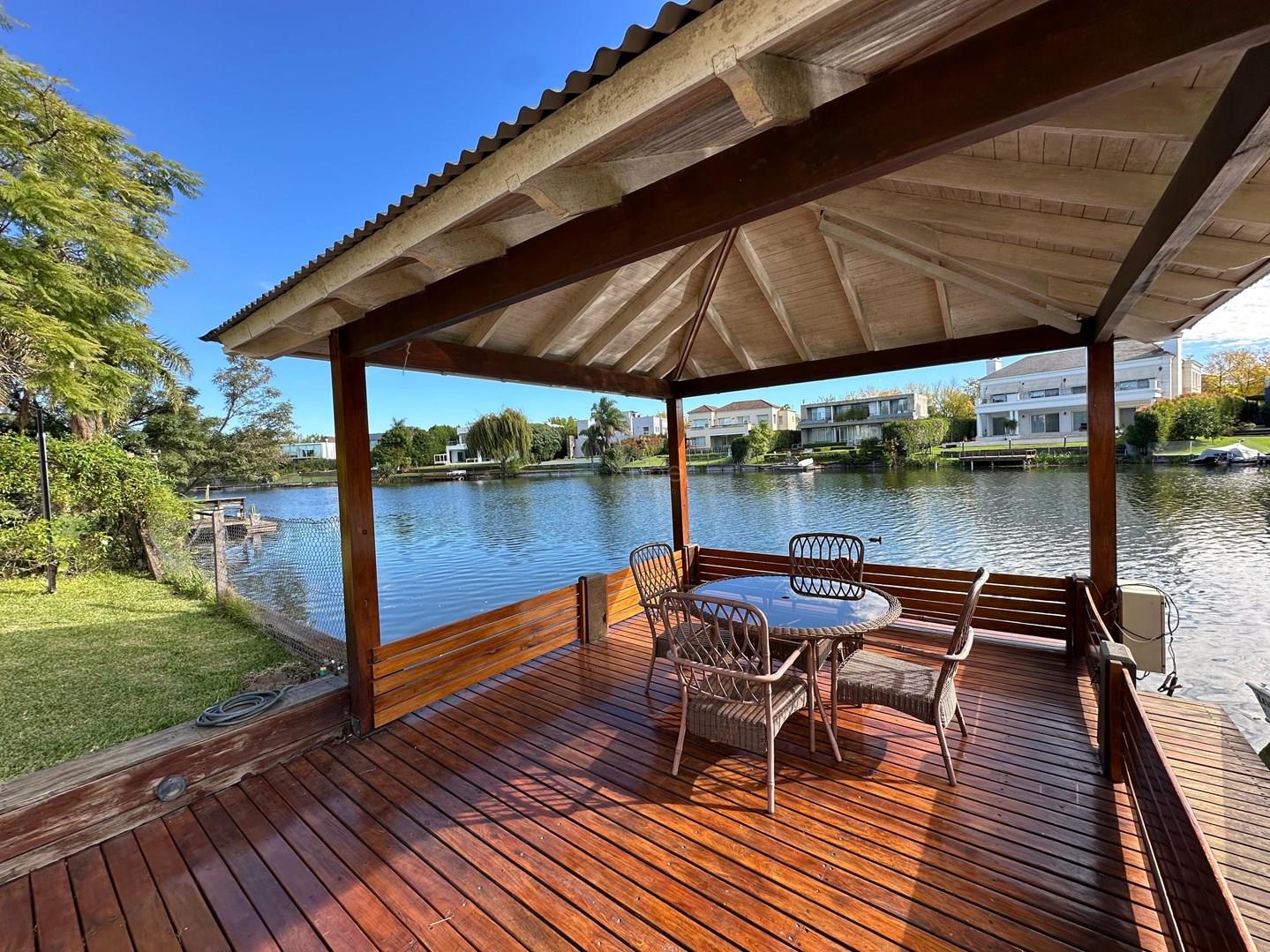 Casa en Venta  de gran categoria sobre el lago, con ascensor y 3er piso para gran sala de juegos en 