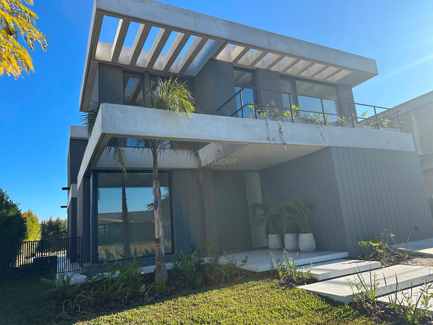 Casa de diseño con 3 suites en venta en Los Castaños, Nordelta