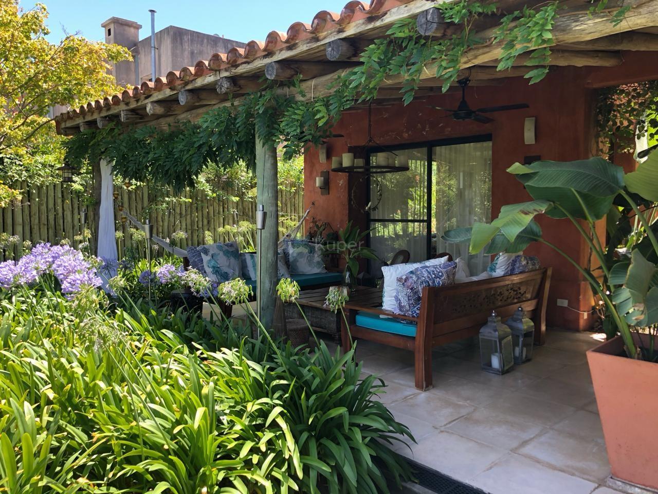 Casa en alquiler anual con 4 dormitorios en Laguna del sol