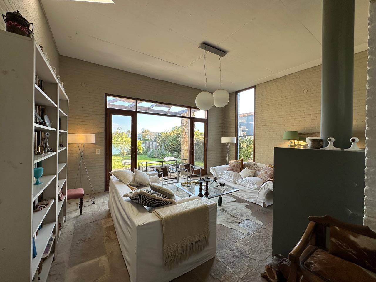 OPORTUNIDAD! Casa sobre el lago en venta en Santa Barbara.