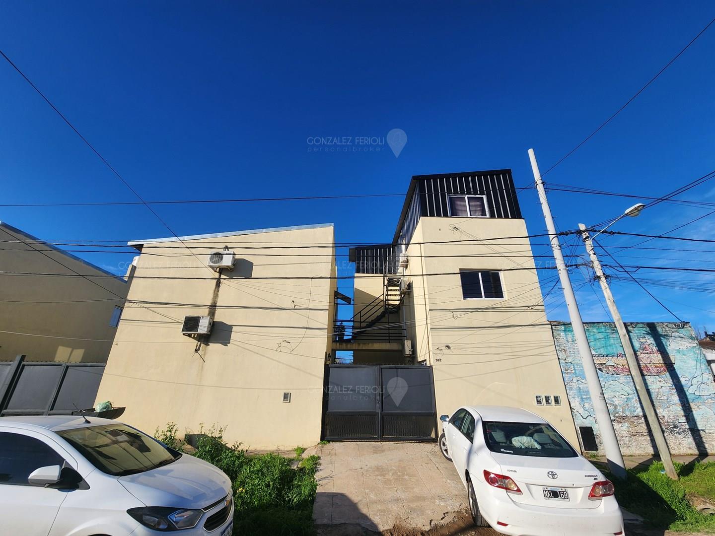 Corrientes, no tiene cochera, max dos pesonas adultas 900