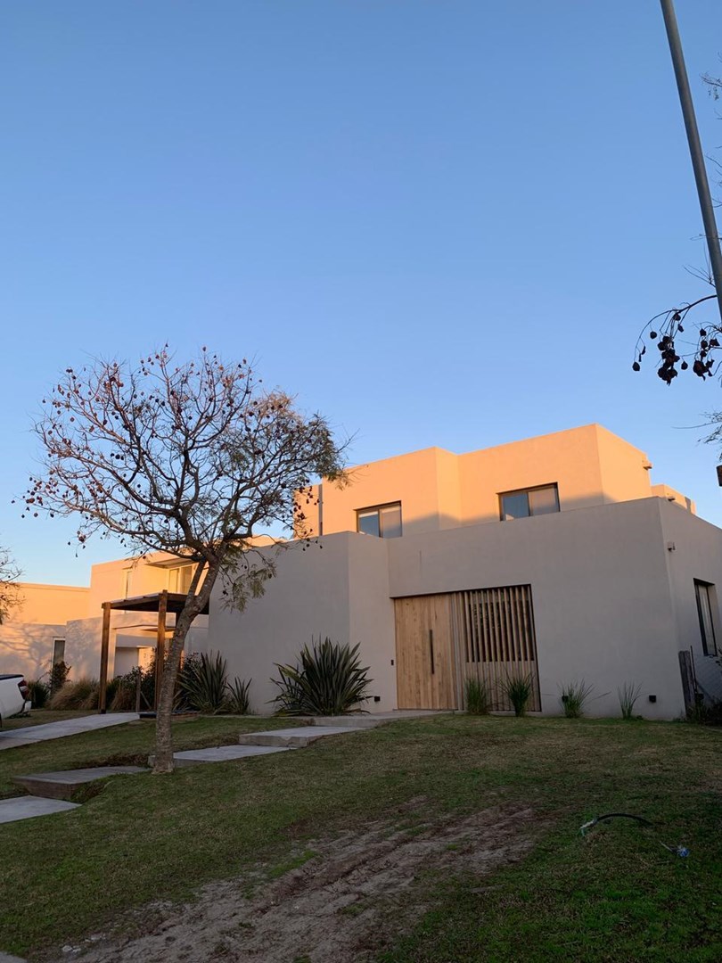 Av. de Los Lagos 100