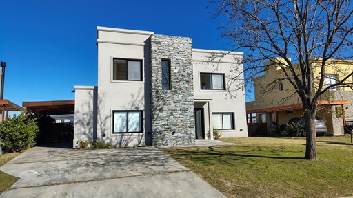 Casa con Pileta en Lote Central en Cantón Puerto