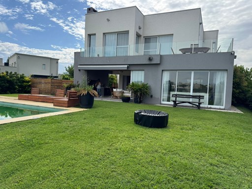 Venta Casa Con Pileta A La Laguna en El Cantón Islas