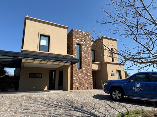 Casa con Piscina en Lote Interno en El Cantón Norte