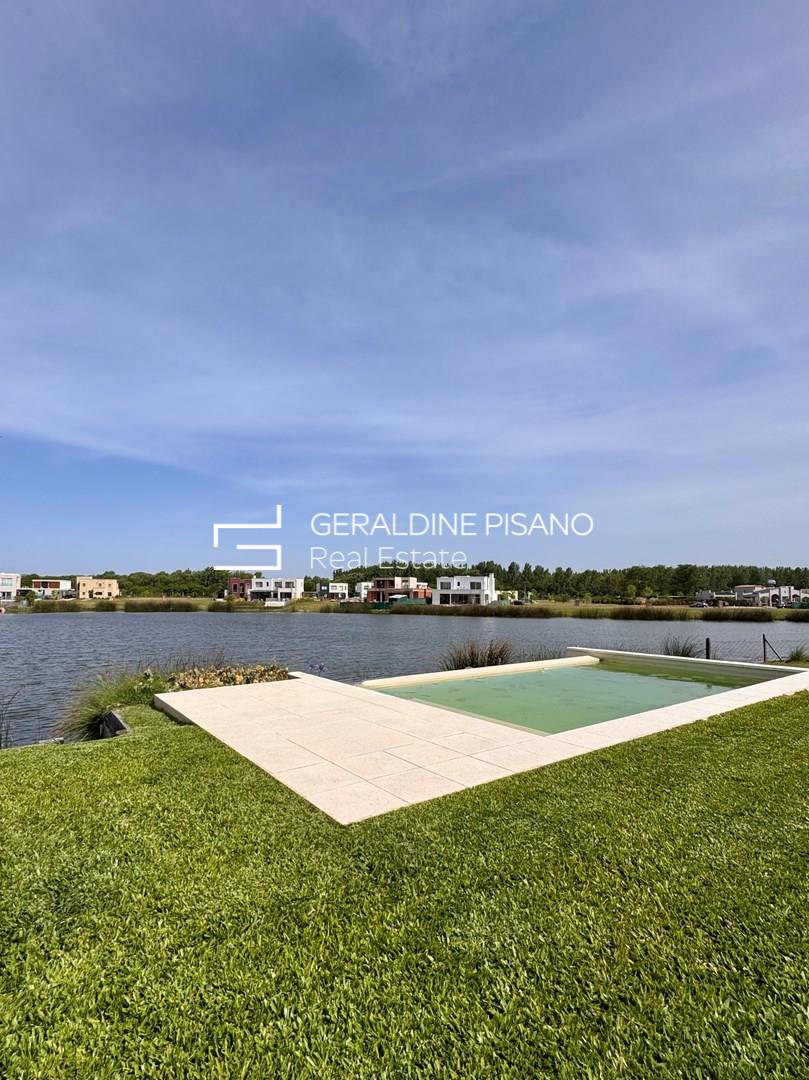 CASA EN VENTA AL AGUA EN SANTA ANA VILLANUEVA 200