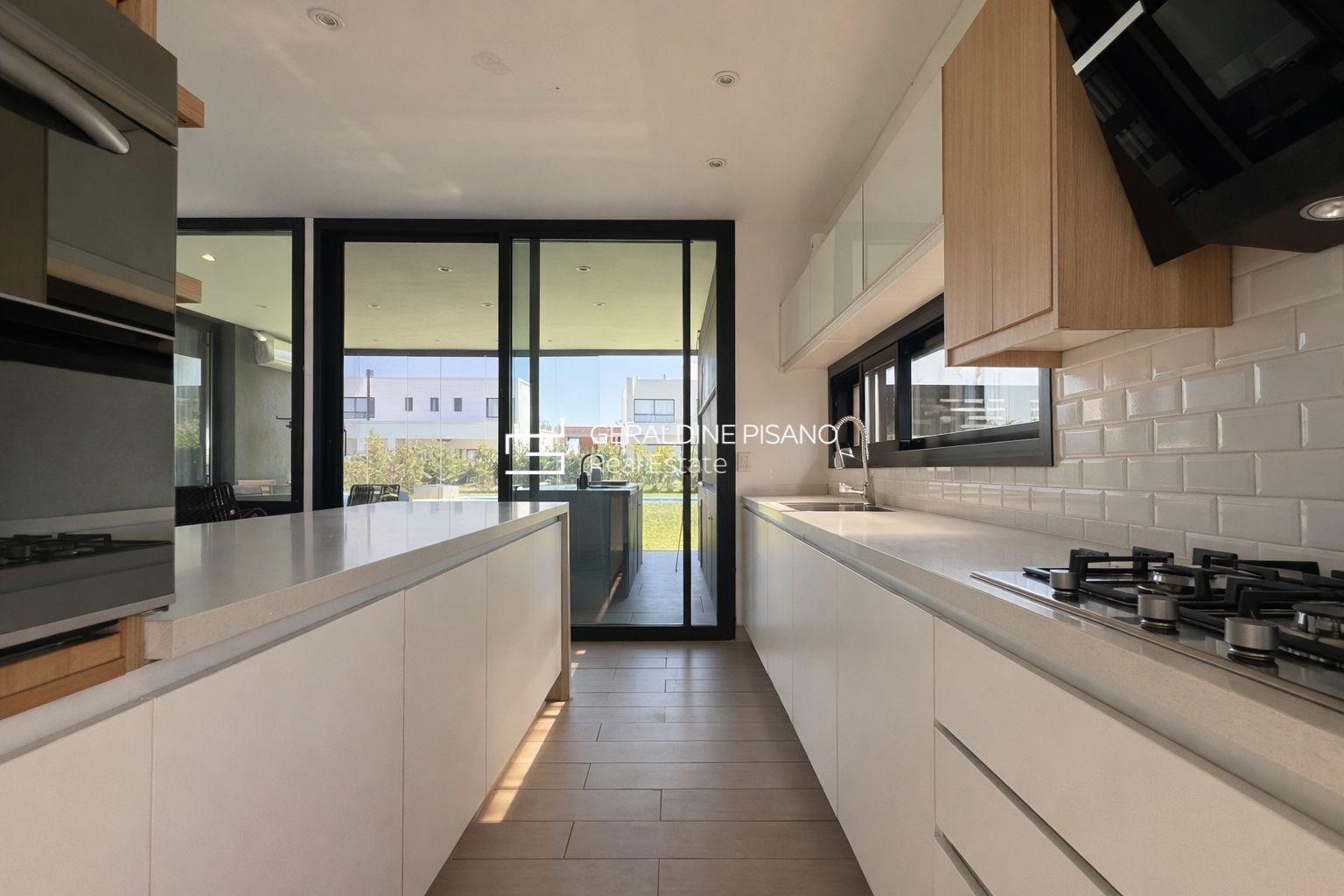 Casa en Alquiler Barrio Santa Ana, sobre lote interno 0