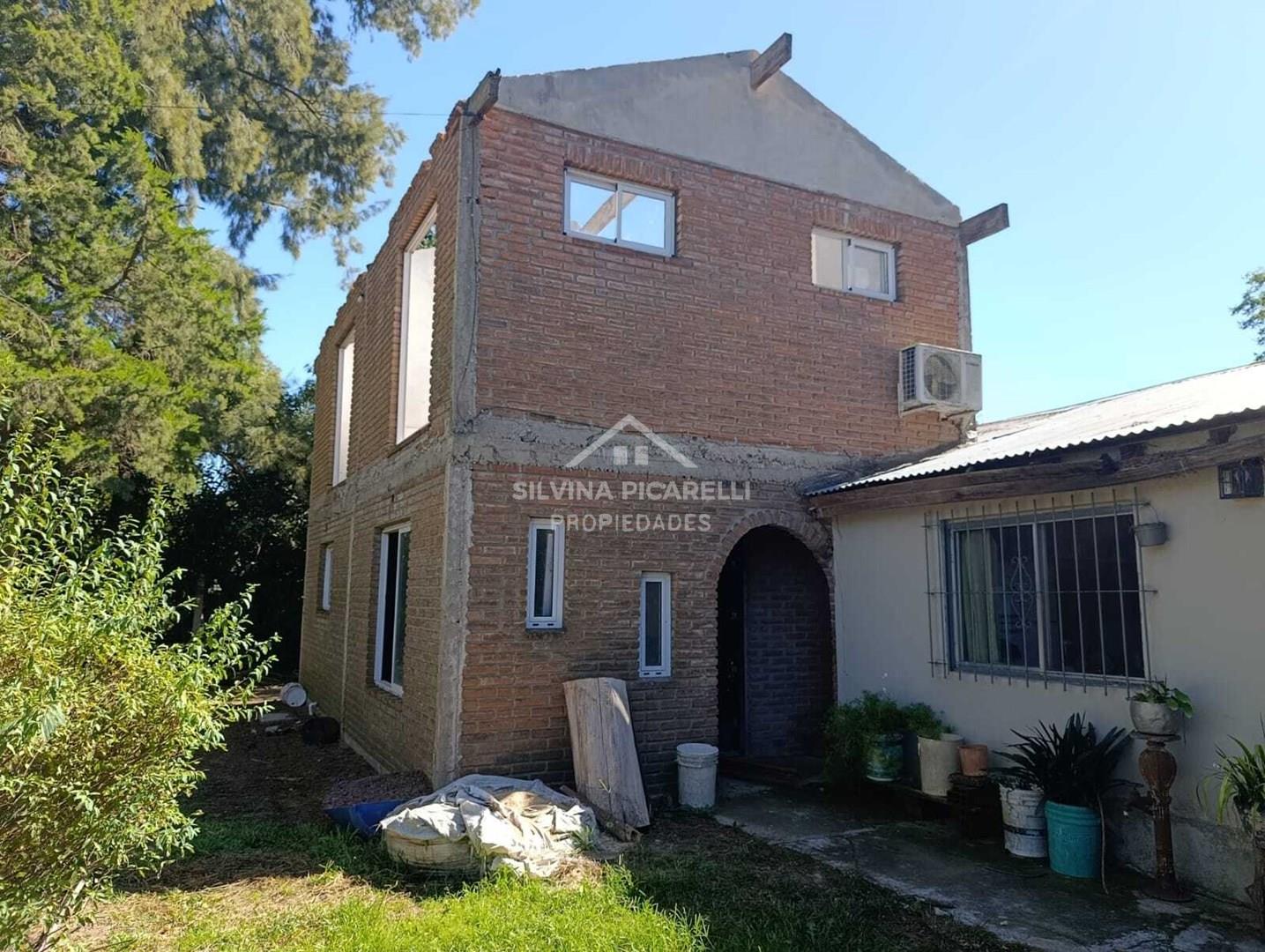 Venta Lote de 1080m2 con Construcción Avanzada y Casa Funcional BºSakura calle Luis Bernardez 1000