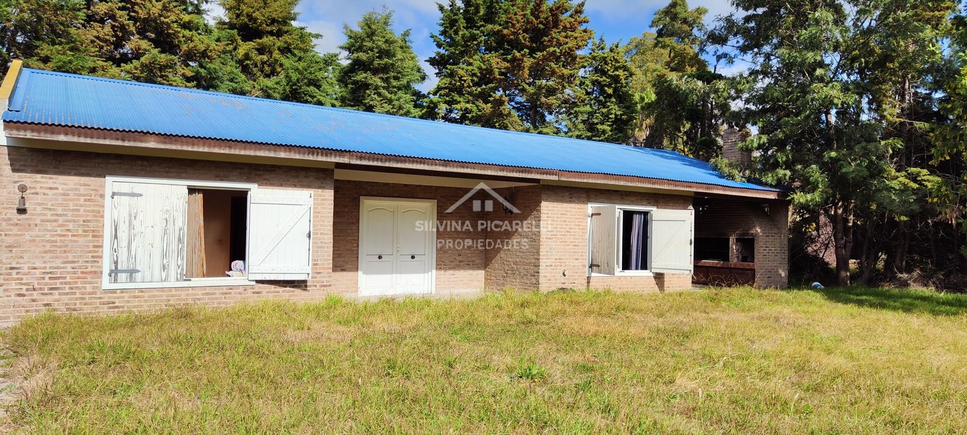 OPORTUNIDAD ! CASA CON DOS DORMITORIOS, PILETA Y QUINCHO  - 2900 METROS (4 LOTES)
