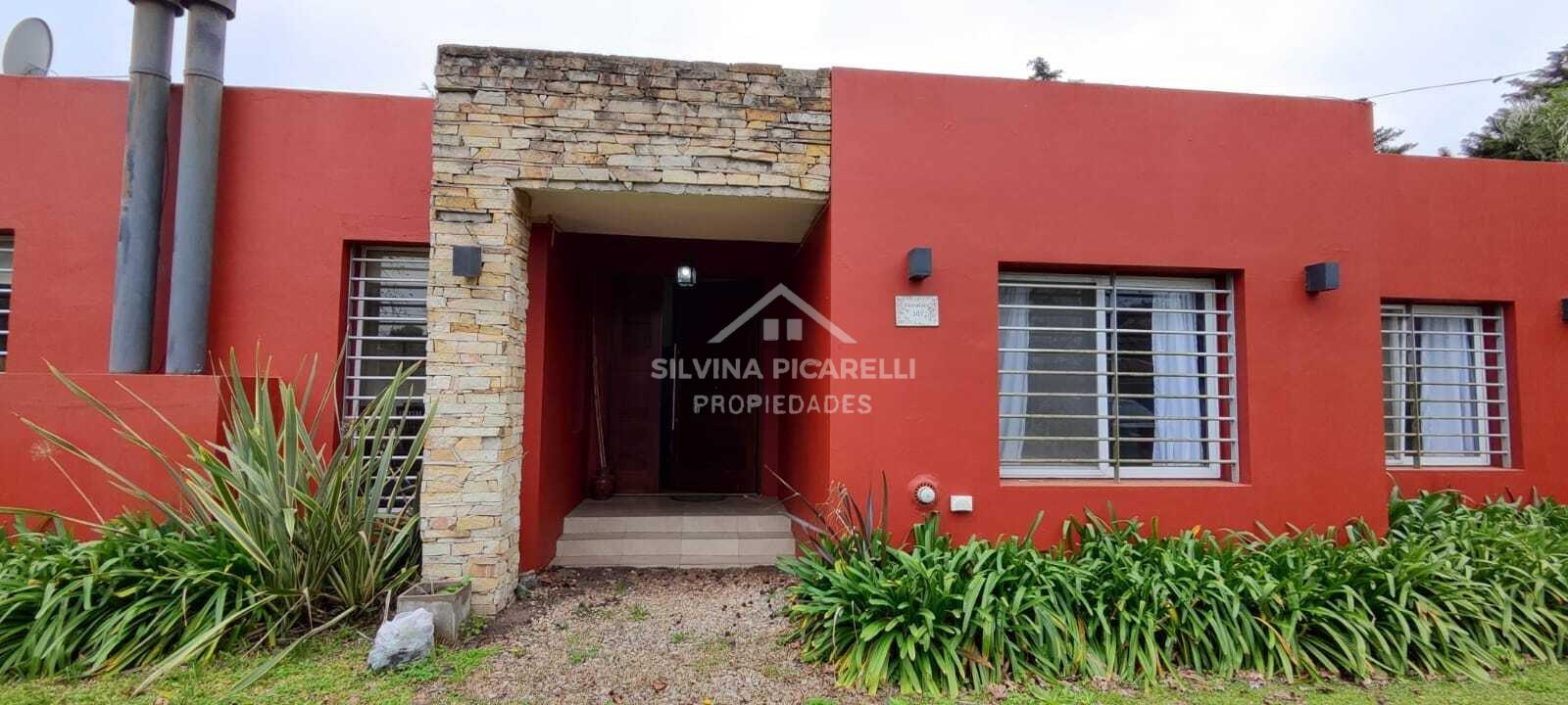 CASA 3 DORMITORIOS, SOBRE 2 LOTES - CALLE GUIRALDES 300